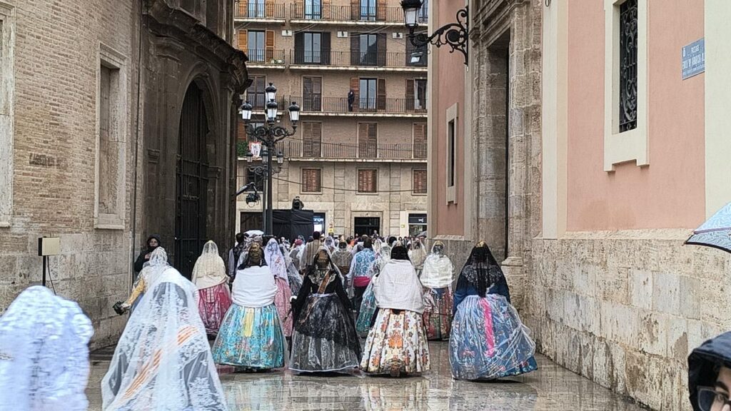 Falleras y falleros participando en la Ofrenda de Flors de la Mare de Déu dels Desamparats