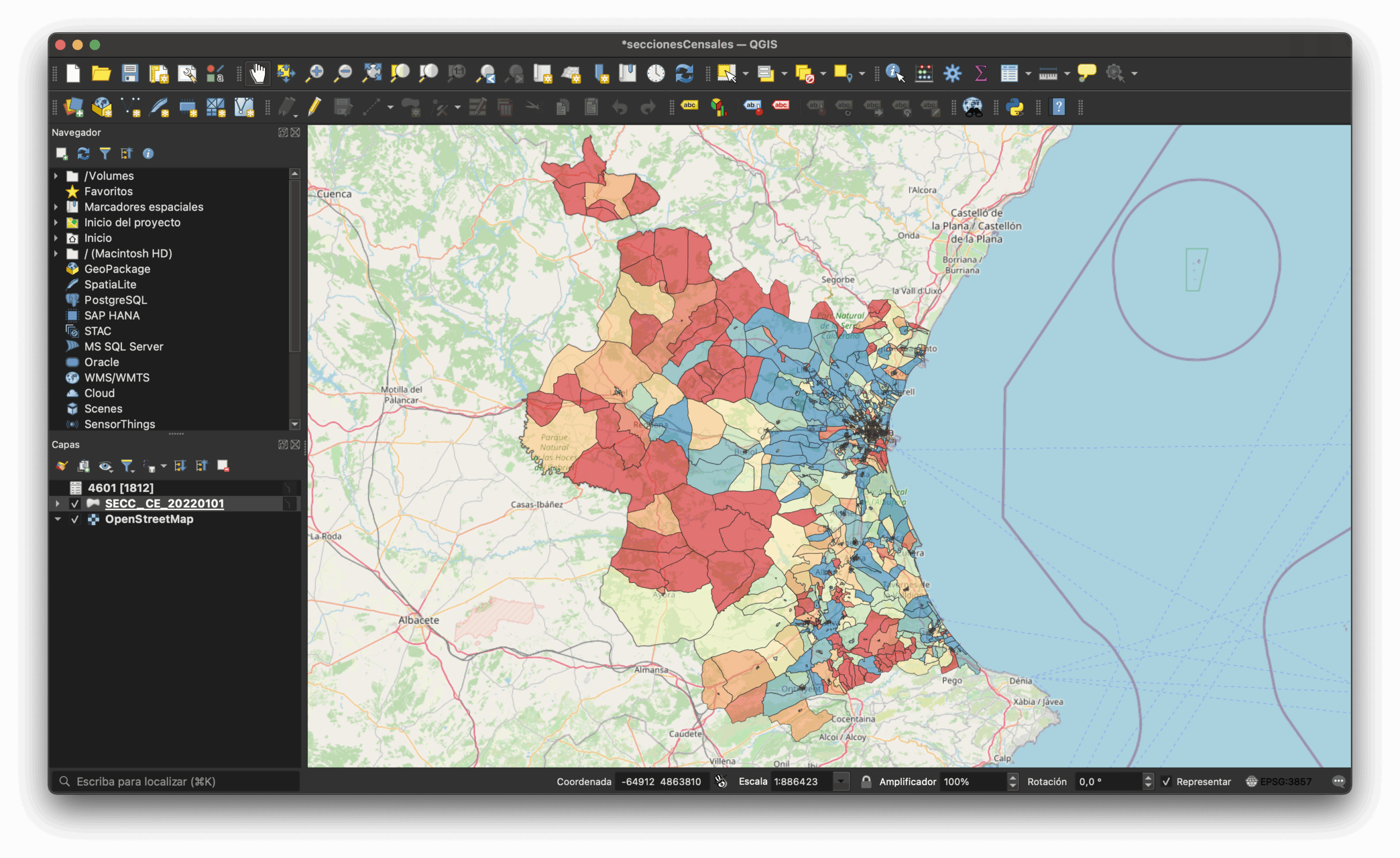 Interfaz de QGIS con un mapa coroplético por secciones censales de la provincia de València; colores clasifican la población del Padrón continuo 2022 del INE sobre fondo OpenStreetMap