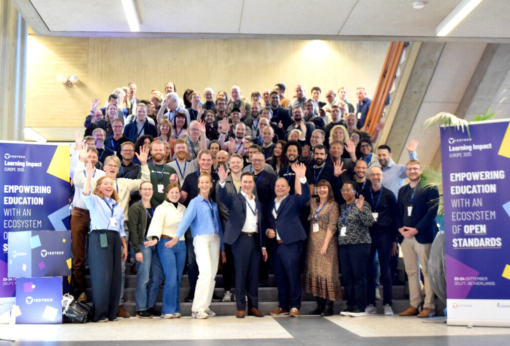 Foto de grupo de los asistentes al congreso Learning Impact Europe 2025, celebrando el espíritu de colaboración y comunidad que define a 1EdTech y TU Delft.