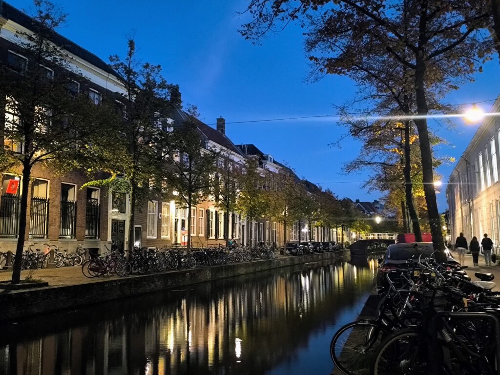 Canales en Delft al anochecer